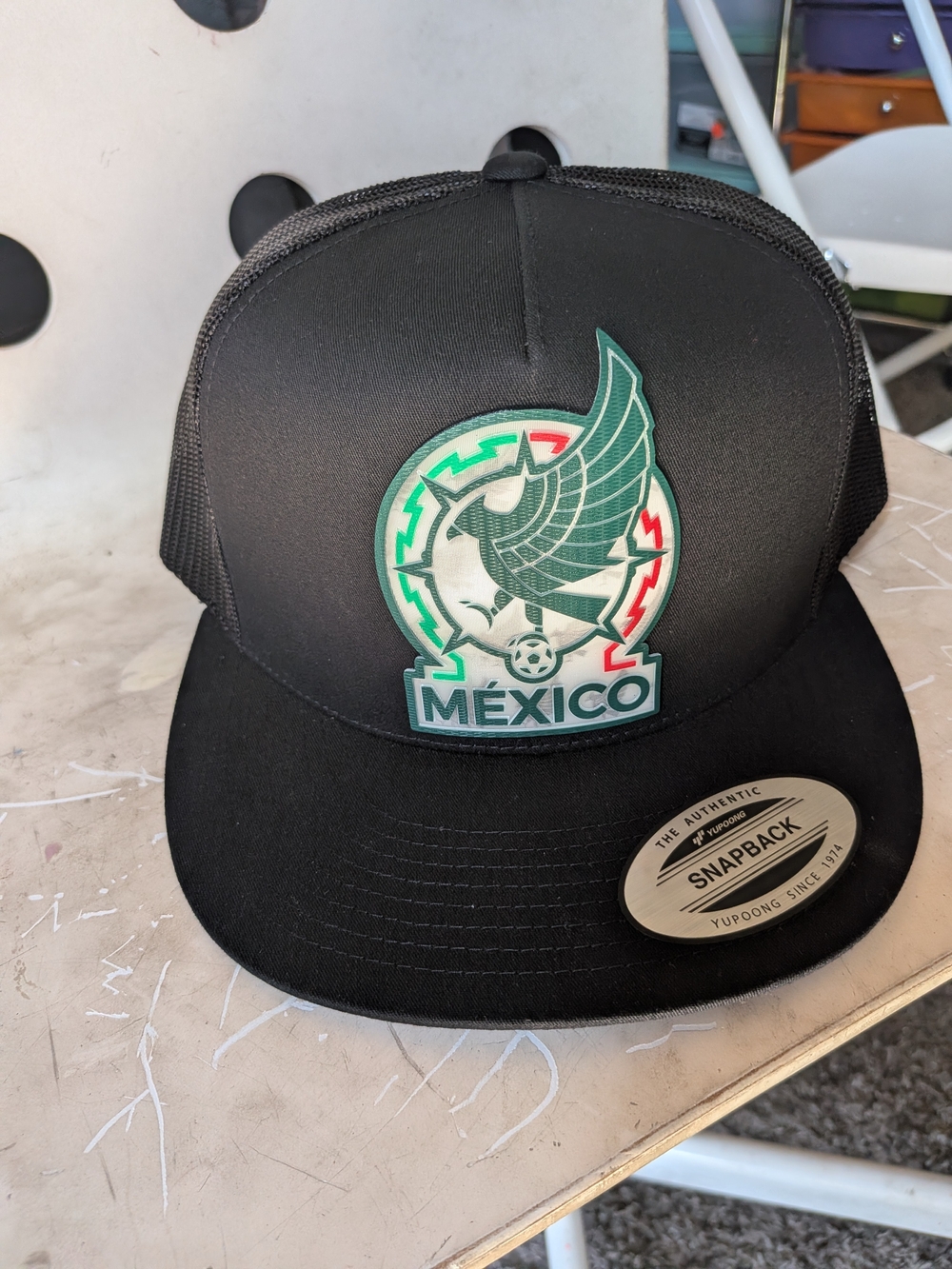 Black Snapback Hat with "México" Crest Patch